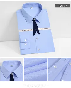 Détails du tissu et des boutons d'une chemise business en coton bleu ciel sans fer