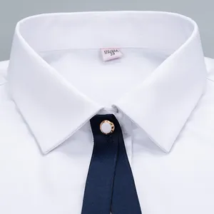 Chemise blanche professionnelle pour femmes avec ruban bleu marine et bouton doré élégant.