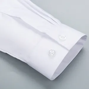 Gros plan du poignet d'une chemise blanche professionnelle en fibre de bambou pour femmes
