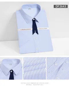 Gros plan détaillé montrant la texture du tissu et le col de la chemise rayée en coton
