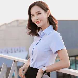 Chemisier professionnel en coton bleu clair à manches courtes et coupe ajustée