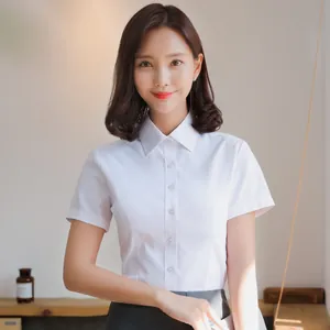 Élégant chemisier professionnel en coton blanc à manches courtes et coupe ajustée.