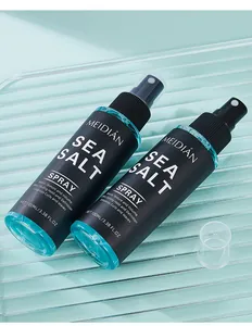 Vue détaillée de deux flacons de spray au sel de mer Meidian sur un fond bleu
