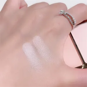 Échantillon de poudre illuminatrice mate et nacrée bicolore sur le dos de la main ici