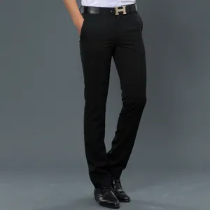 Pantaloni da ufficio neri slim-fit da uomo con un design classico a gamba dritta.