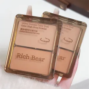 Détail de la palette de poudre enlumineur bicolore Rich Bear en boîtier clair.
