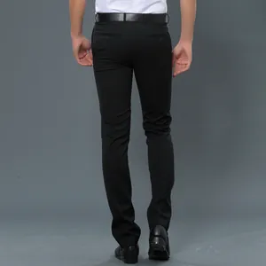Vista posteriore di pantaloni neri slim fit da uomo per abbigliamento formale