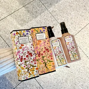 Coffret spray parfumé floral PEACH JO+ aux motifs élégants, deux flacons de 100 ml.