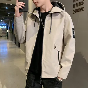 Giacca a vento con cappuccio kaki da uomo alla moda per abbigliamento casual primaverile