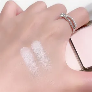 Gros plan des nuances d'enlumineur bicolore sur la peau montrant la texture scintillante