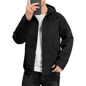 Giacca da uomo nera con cappuccio in stile coreano alla moda per primavera e autunno