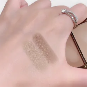 Vue macro d'échantillons de poudre de contour et d'enlumineur mats sur la peau du visage