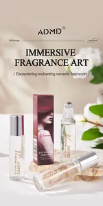 Κοντινό πλάνο αρώματος ADMD rollerball και συσκευασίας με απαλό φόντο λουλουδιών