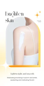 Primo piano della texture leggera della lozione corpo bianca applicata sulla pelle.