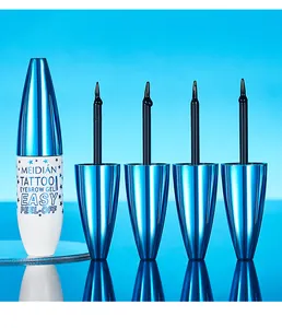 Professionelle Detailaufnahme von Peel-off-Augenbrauengel-Pinseln mit blauen Metallkappen.