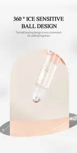 Κοντινό πλάνο του ADMD rollerball αρώματος για ομαλή και ακριβή εφαρμογή στο δέρμα