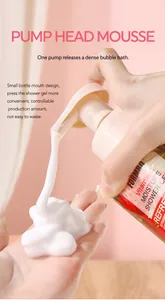 Nahaufnahme des Vitamin-C-Duschgel-Spenders, der dichten weißen Schaum abgibt.