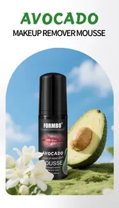 Milde Avocado-Abschminkmousse in einer natürlichen und frischen Außenumgebung präsentiert