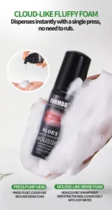 Detail von flauschigem Make-up-Entferner-Mousse-Schaum aus einer schwarzen Pumpflasche.
