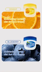Detalle de los bálsamos labiales hidratantes ADMD con aroma a naranja y arándano.