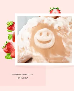 Nahaufnahme von reichhaltigem Schaum auf der Haut mit Erdbeeren für Duschgel-Details