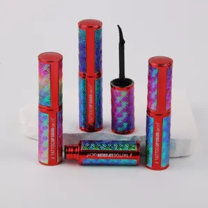 Cinque tubetti di tinta labbra peel-off colorata, uno con applicatore in dettaglio.