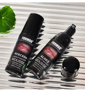 Detailansicht von Avocado- und Aloe-Makeup-Entferner-Mousse-Flaschen auf Oberfläche.