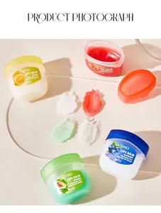 Vista detallada de bálsamos labiales hidratantes con aromas frutales