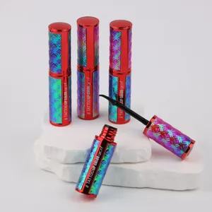 Dettaglio matita labbra tattoo peel-off QICIY con confezione iridescente