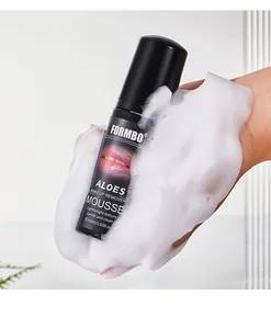 Detail von reichhaltigem weißem Schaum des FORMBO Aloes Make-up-Entferner-Mousse auf Hand