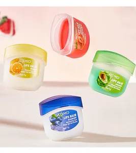 Vista detallada de cuatro bálsamos labiales hidratantes ADMD con sabor a fruta de 7g