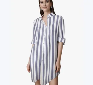 Détail d'une chemise décontractée en coton et lin à rayures bleues et blanches pour femmes