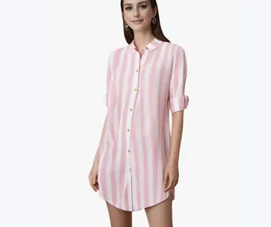 Vue détaillée d'une chemise à rayures verticales roses et blanches pour femmes