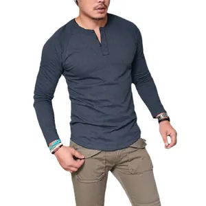 Camiseta de hombre de corte ajustado en algodón de manga larga con cuello Henley gris