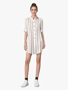 Vue complète d'une robe chemise en lin pour femme à rayures verticales beige et blanc