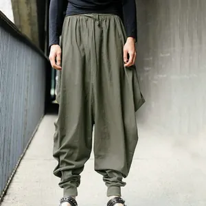Detail von herren vintage haremshosen in olivgrün mit lockerem tiefem schritt und bündchen.