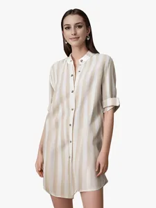Détail d'une chemise décontractée pour femme en coton lin à rayures verticales beiges