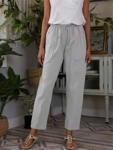 Vue lifestyle de pantalon décontracté en coton et lin pour femme avec poches larges