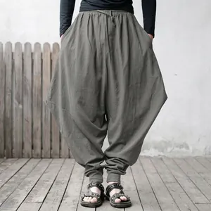 Detailansicht der grauen Herren-Haremshose mit lockerem Retro-Design.