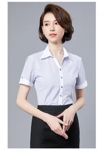 Detail van een slim-fit zakelijke blouse met korte mouwen, fijne strepen en een reverskraag