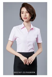 Detailweergave van een roze damesblouse met korte mouwen en een getailleerde pasvorm