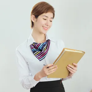 Chemise blanche professionnelle cintrée à manches longues pour femme avec foulard rayé