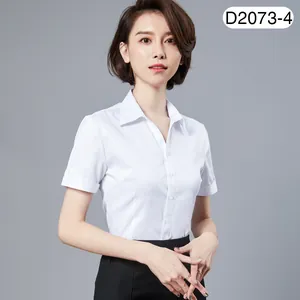 Elegante slim fit witte damesblouse met korte mouwen voor zakelijke en professionele look