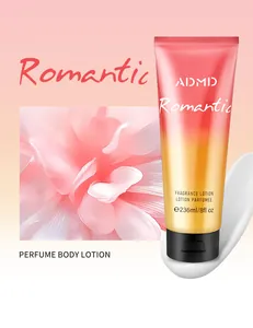 Vista dettagliata del flacone di lozione corpo ADMD Romantic su sfondo floreale rosa