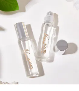 Λεπτομερής προβολή δείγματος αρώματος rollerball ADMD σε γυάλινη φιάλη με ασημί καπάκι