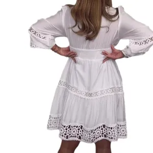 Abito midi vintage bianco con dettagli in pizzo traforato e maniche lunghe, vista retro moda