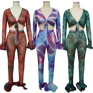 Dettaglio di set sexy a due pezzi in rete stampata con scollo a V in tre diverse varianti