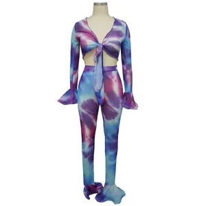 Set sexy due pezzi caratterizzato da top in rete con scollo a V e leggings tie-dye coordinati