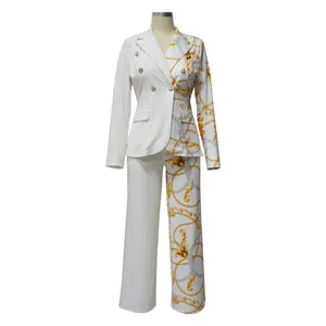 Détail d'un ensemble blazer et pantalon asymétrique à imprimé baroque pour femme