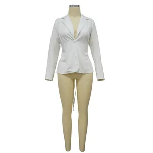Stijlvolle witte blazer met lange mouwen, diepe V-hals en een enkele knoopsluiting